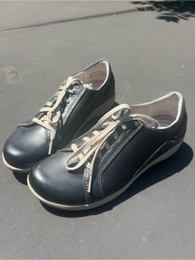 Aetrex Women's Black Sneakers with Cream Laces